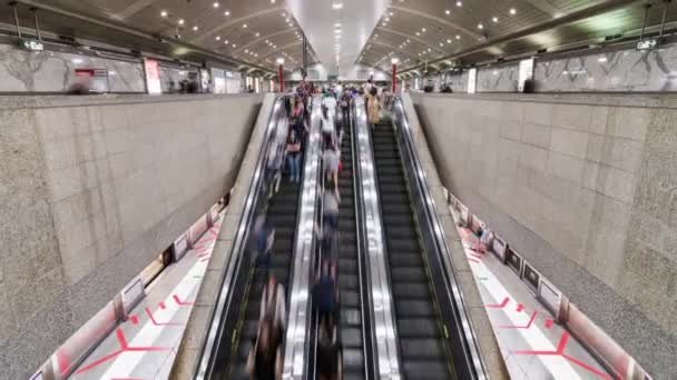 4KシンガポールのMrt地下鉄地下鉄駅でアジア人の歩行やエスカレーターを使用してのタイムラプス 公共交通機関 アジアの日常生活 通勤都市生活の概念 ズームアウト — ストック動画