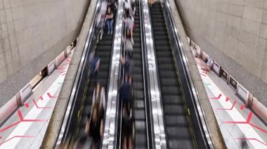 Singapur 'daki MRT metro istasyonunda yürüyen ve yürüyen Asyalıların 4K zaman atlaması. Toplu taşıma, Asya günlük şehir hayatı, ya da banliyö yaşam tarzı konsepti. Eğil.