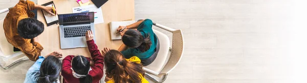 Junge Asiatische Geschäftsteams Arbeiten Bei Einem Brainstorming Treffen Mit Laptop — Stockfoto