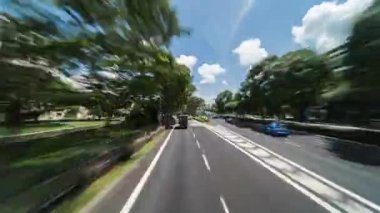 Şehir merkezindeki Singapur şehrinde trafik ulaşımının hızlandırılmış 4K bakış açısı güneşli bir günde. Otobüs, taksi toplu taşıma, günlük şehir hayatı, Asya kültürü, Asyalı yaşam tarzı