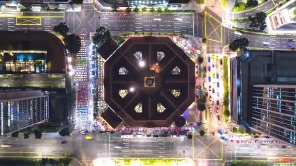在新加坡市区的广场交叉路口 4K时差的汽车交通 无人驾驶飞机的空中俯瞰放大 交通技术 亚洲城市生活 亚洲旅行 — 图库视频影像