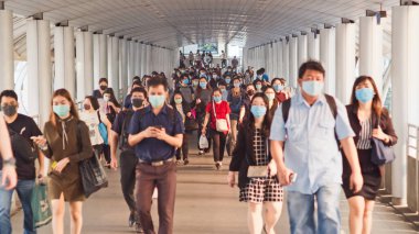 Daha az kalabalık Asyalılar yaya geçidinde maske takıyor. Coronavirus hastalığı Covid-19 salgını insan toplumu, sosyal uzaklaşan şehir hayatı veya 2.5. Hava kirliliği kavramı