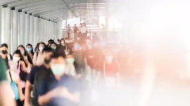 Kalabalık Asyalıların 4K süreleri yüz maskesi takıyor, yaya geçidinde yürüyor. Coronavirus hastalığı Covid-19 salgın etkisi, sosyal uzaklık, şehir hayatı veya başbakan 2.5 hava kirliliği kavramı