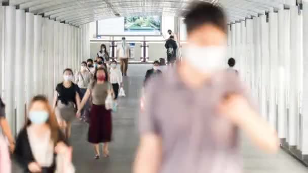 バンコク 2020年4月7日 混雑したアジアの人々は 歩道を歩く顔マスクを着用してください コロナウイルス病Covid 19パンデミックの発生 都市生活 大気汚染の概念 4Kタイムラプス — ストック動画