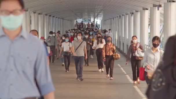 バンコク 2020年4月7日 混雑したアジアの人々は 歩行者通路 朝のラッシュ時に顔マスクの散歩を着用 コロナウイルス病 Covid 19パンデミック 都市生活 大気汚染の概念 — ストック動画