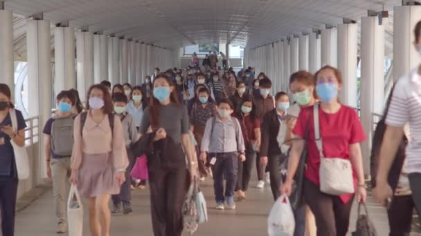 バンコク 2020年4月7日 混雑したアジアの人々は 歩道を歩く顔マスクを着用してください コロナウイルス病Covid 19パンデミックの発生 都市生活 大気汚染の概念 4Kスローモーション — ストック動画