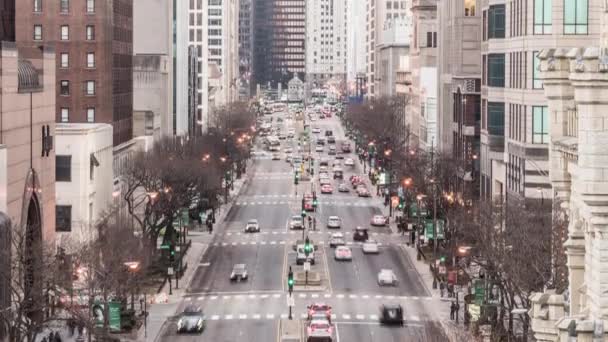 美国芝加哥 2019年3月18日 公路交通的时滞和人们在宏伟的商业街区步行 通勤或美国生活方式的概念 — 图库视频影像