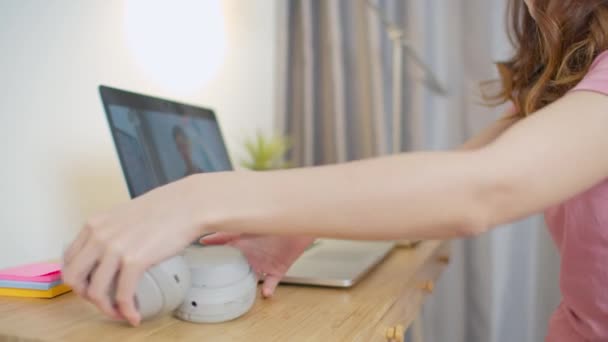 Mulher Asiática Estudante Universitário Usando Computador Portátil Estudo Line Casa — Vídeo de Stock