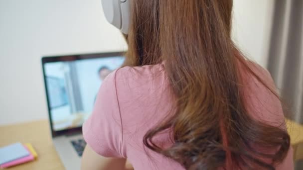 Mulher Asiática Estudante Universitário Usando Computador Portátil Estudo Line Casa — Vídeo de Stock