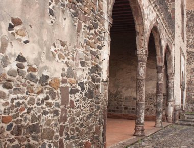Meksikalı eski manastır-cephe 