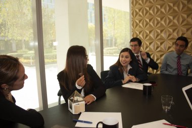 Satış ekibi onu Mexico City 'deki ofislerinde mutlu bir şekilde düşünürken kavramsal model evi anahtarlı bir kadını kabul ediyor.