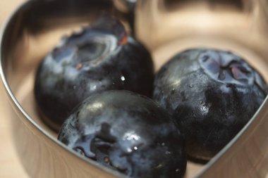 Diğer böğürtlenlere yakın olan yaban mersini derisindeki damlaların bir kalbe yerleştirilmiş dev dokusu.