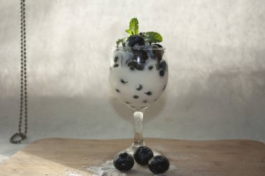 Naneli yaban mersini ve beyaz doğal yoğurtlu soğuk fincan çok besleyici şekersiz yiyecekler.