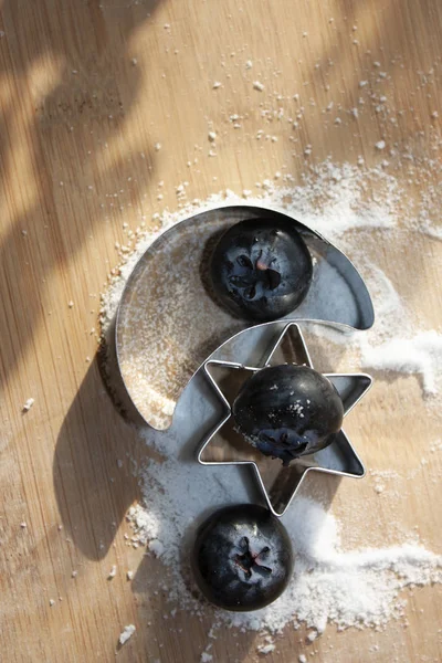 Yaban Mersini Yıldız Figürleri Arasında Yenir Tatlı Olarak Şekersiz Granüllerde — Stok fotoğraf