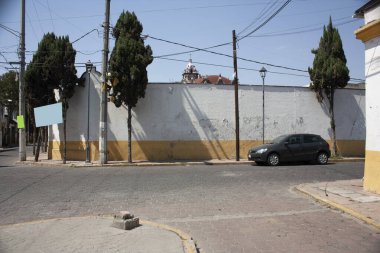 Dış cepheleri çevreleyen pitoresk bir köy köyünün sokakları, güneydoğu merkez bölgesindeki bir delegasyonda, varsayım bölgesinde, sarı ve beyaz Mexico City 'de iki renkli boyanmış.