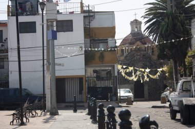 Mexico City 'nin sokakları ve kilise kubbeleri ve kaldırımlı caddeleriyle birlikte Mexico City' deki pitoresk taşralı büyülü kasabaları karakterize eden geleneksel iki renkli cepheleriyle
