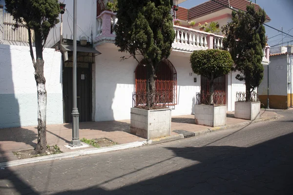 Casas Brancas Adornadas Com Grades Alabastro Entre Ruas Paralelepípedos Pitoresca — Fotografia de Stock