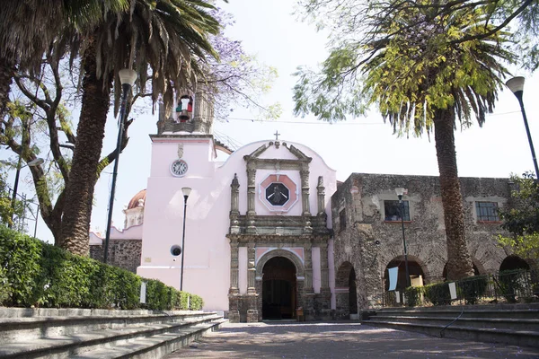 Iglesia Piedra Entre Calles Empedradas Árboles Frutales Ornamentales Dan Vida — Foto de Stock