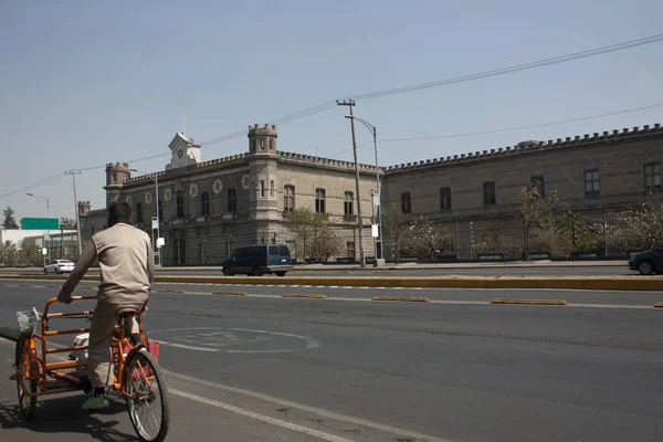 Lord Pedałuje Rowerze Trzykołowym Ulicach Mexico City Podróżując Aleją Przed — Zdjęcie stockowe