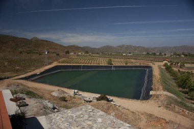 Ensenada Baja California Mexico 'daki tarım alanlarının ortasına baraj yerleştirildi.
