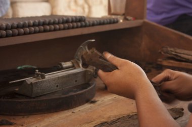 Çalışma kağıtlarıyla bir puro sarmak yüzde yüz iş gerektirir.