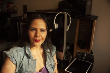 Gülümseyen Meksikalı kadın Mexico City 'de profesyonelce çalışıyor.