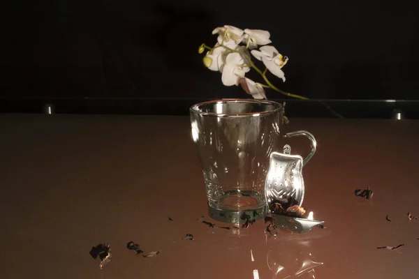 Ölü Jamaika Çiçeklerinin Kuru Yapraklarını Gümüş Kaplamalı Delikli Kişisel Çaydanlığa — Stok fotoğraf