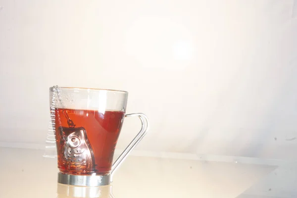 Дым Красного Анилина Воде Которая Освобождает Индивидуальный Чайник Чашки Чая — стоковое фото