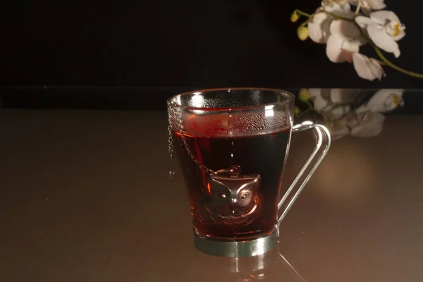 Чашка Горячей Водой Окрашены Красный Пот Время Индивидуальный Серебряный Чайник — стоковое фото