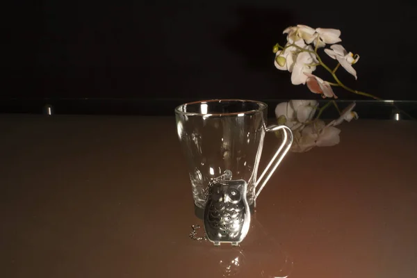 銀メッキの個人用ティーポットには穴があり そこからお湯が流れ花の本質を抽出するのに役立ちます — ストック写真