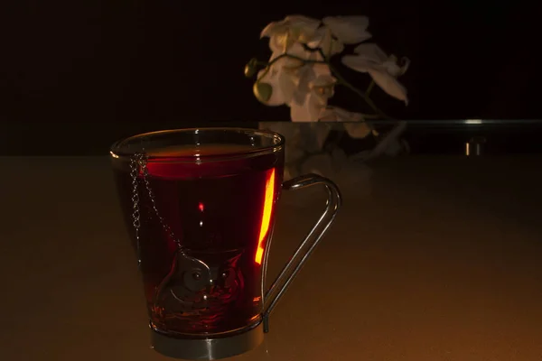 Дым Красного Анилина Воде Которая Освобождает Индивидуальный Чайник Чашки Чая — стоковое фото