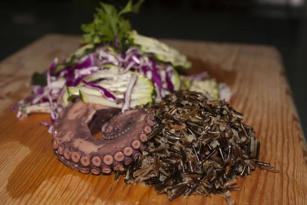 Arroz Silvestre Acompañado Tentáculo Pulpo Ensalada Pepino Col Morada — Foto de Stock