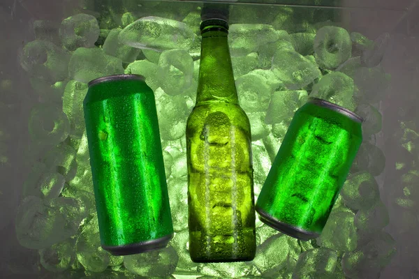 Puszki Butelki Zimnymi Napojami Mogą Być Alkohol Sok Soda Woda — Zdjęcie stockowe