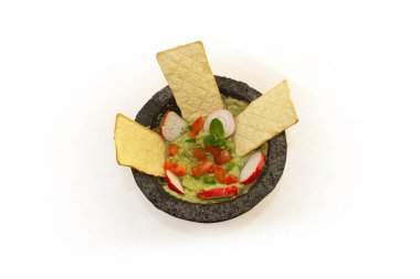 Meksika yemeği gurme yeşil Guacamole sosu domates, soğan, kişniş, nane, avokado ve mısır gevreği gibi malzemelerle servis edilir.