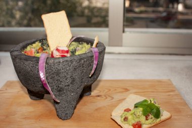 Tipik Meksika yemeğiyle servis edilen kızarmış mısır tostu dilimlenmiş et, kırmızı biber, marul ve guacamole ile pişirilmiş.