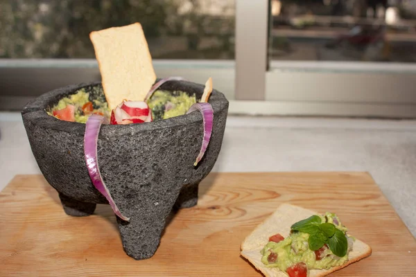 Tipik Meksika yemeğiyle servis edilen kızarmış mısır tostu dilimlenmiş et, kırmızı biber, marul ve guacamole ile pişirilmiş.