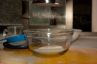 Meksika 'da şekersiz, şekersiz cam. Sağlıklı gurme mutfak parçacıkları yağmur şeklinde yavaşça düşer.