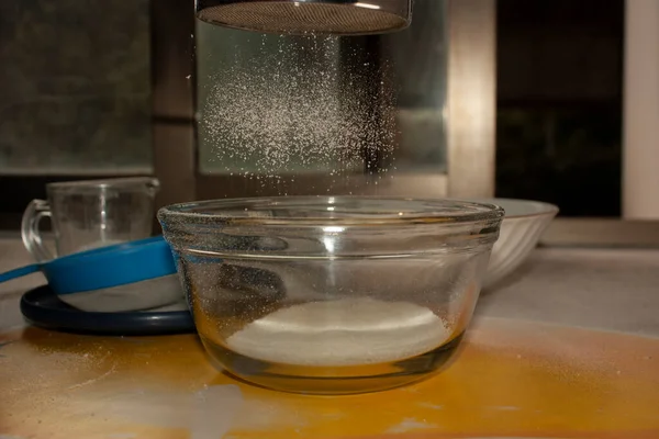 Chuva Açúcar Vidro Caindo Forma Chuva Peneira Para Tigela Preparando — Fotografia de Stock