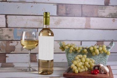 Bardağın yanındaki beyaz şarap kadifesi taze üzümlerle birlikte soğuk servis edilir.