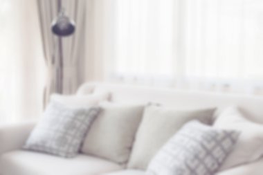 modern oturma odasında kanepede yastık görüntü bulanıklığı