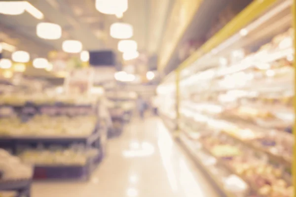 Verschwommenes abstraktes Interieur von Menschen, die im Supermarkt einkaufen und verschiedene Produkte in den Regalen — Stockfoto