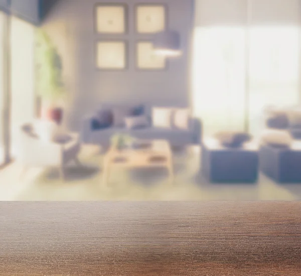 Tampo de mesa de madeira com fundo desfocado do interior moderno da sala de estar — Fotografia de Stock