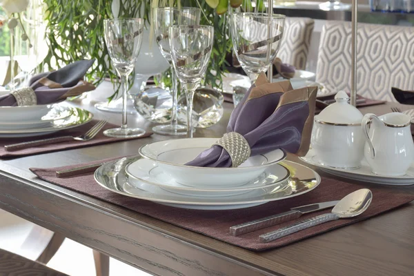 Klassisk elegans stil matsal ligger på trä matbord — Stockfoto
