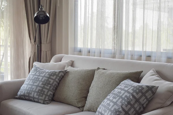 Almohadas de textura en sofá beige en la sala de estar moderna —  Fotos de Stock
