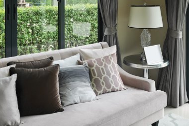 kanepe ve lamba modern oturma odası tasarımı