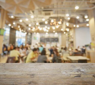 ahşap masa üstü ile bulanıklık restoran ve kafe arka plan olarak