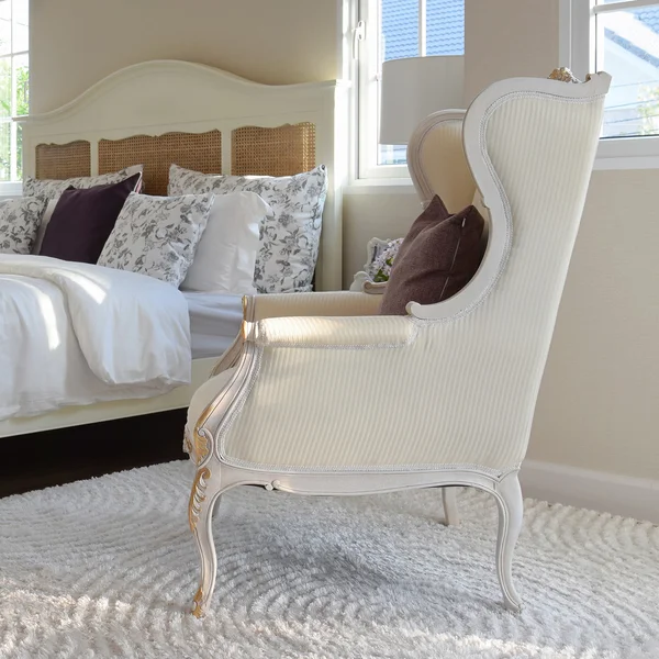 Silla clásica con almohada marrón en la alfombra en el interior del dormitorio de estilo vintage — Foto de Stock