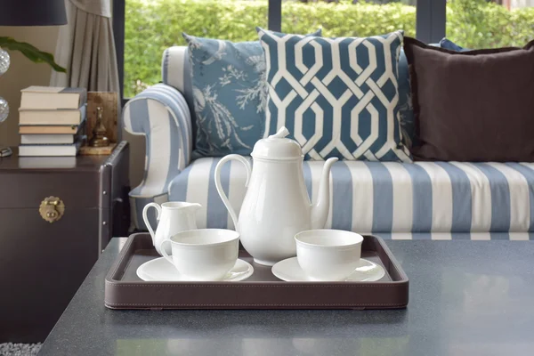 Bandeja de taza de té en la mesa de madera en la sala de estar de lujo en casa — Foto de Stock