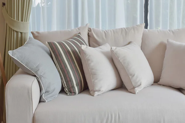 Sala de estar con fila de almohadas marrones en el sofá en casa —  Fotos de Stock