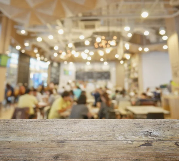 Piano in legno con sfocatura del ristorante e caffè come sfondo — Foto Stock